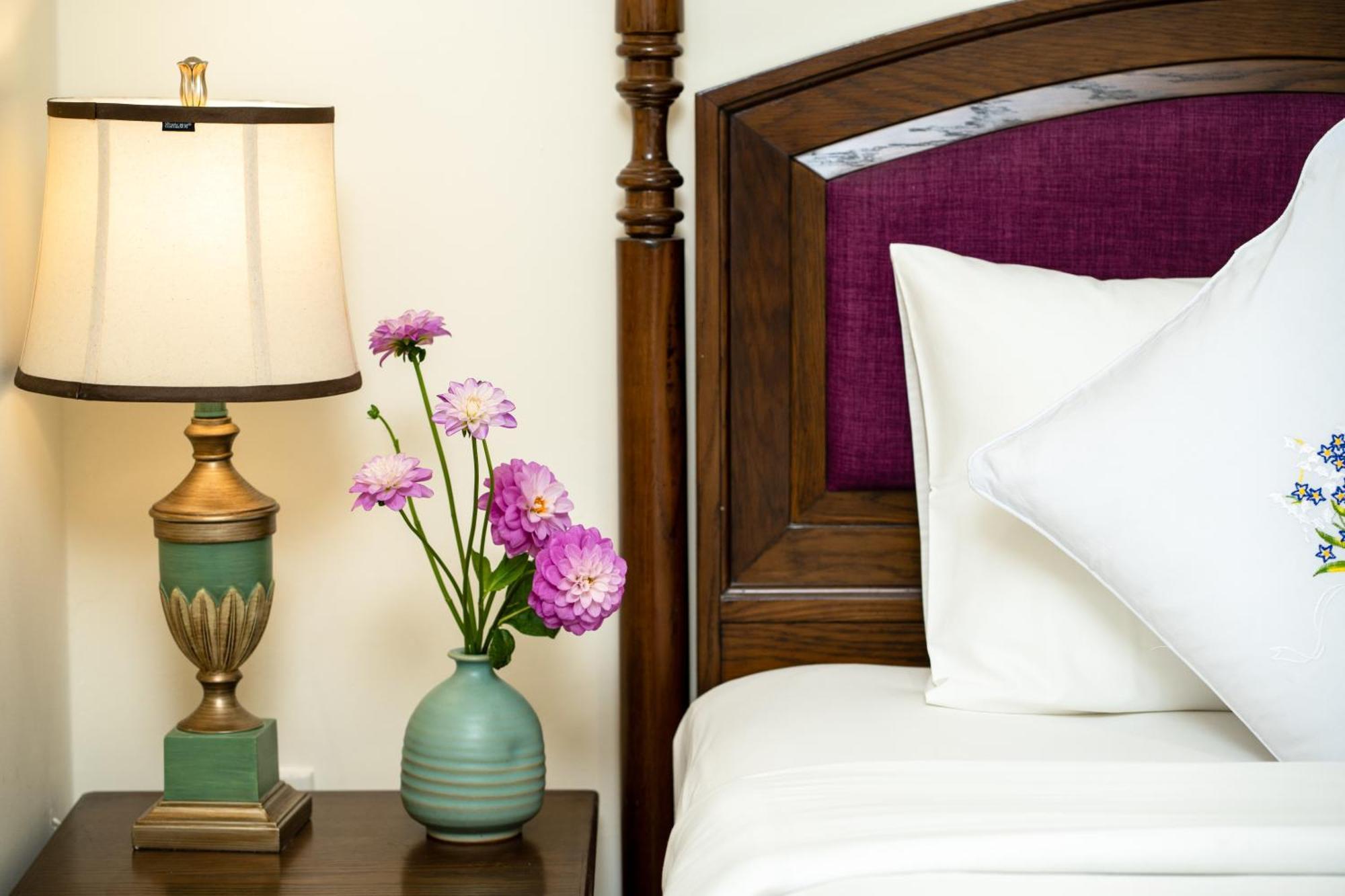 Deluxe Twin with No Window